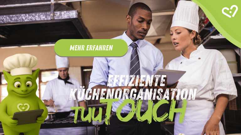 Köchin und Manager schauen auf ein Tablet in der Küche; Tuutuu mit Kochmütze hält ein Tablet. Bildtext: 'Effiziente Küchenorganisation – TuuTOUCH'.